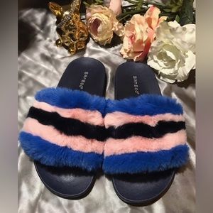 Comfy and stylish slip on fur sandals.